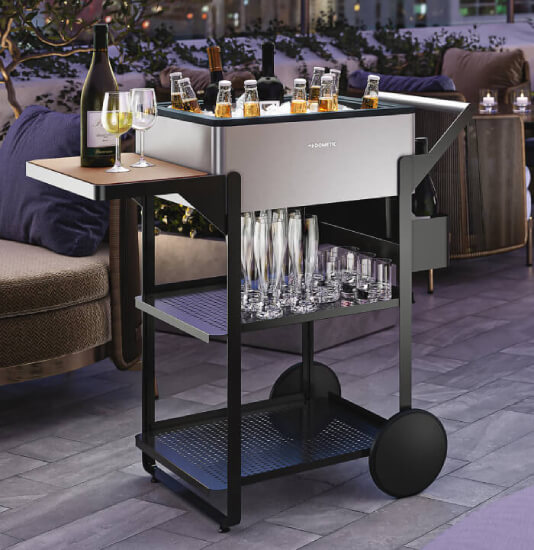 le bar mobile mobar 300 avec apéritifs et vins mousseux dans un salon de luxe